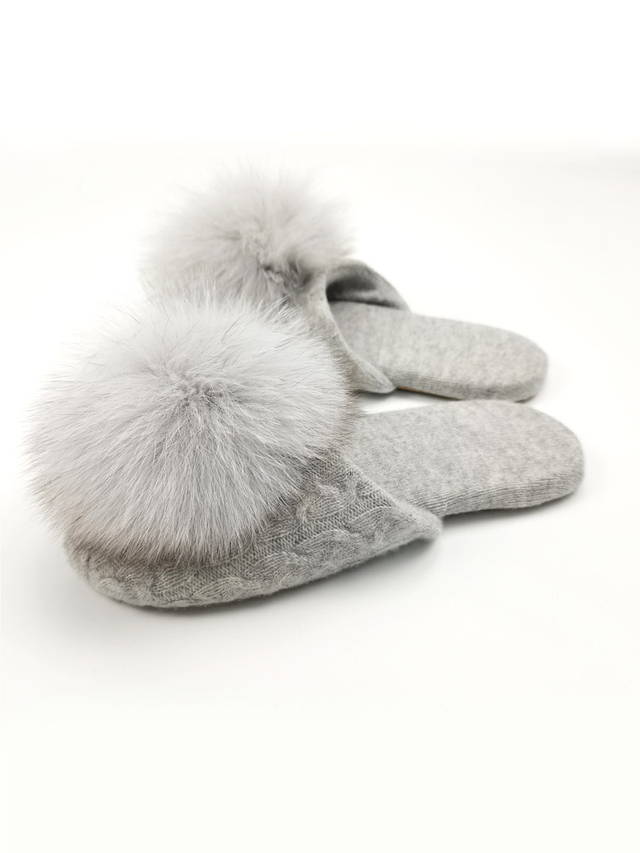 Elegantes zapatillas de cachemir de pom