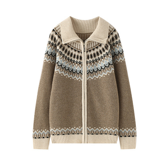 អាវយឺតសាច់ប្រាក់របស់ស្ត្រីដែលប៉ាក់ដោយយុត្តិធម៌នៅលើកោះដែលមានខ្សែរ៉ូត