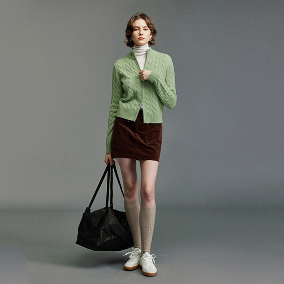 Cardigan da donna in cashmere lavorato a trecce, indossato come outfit autunno inverno