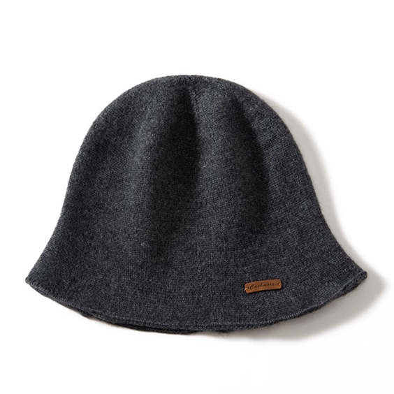 Bezszwowa czapka wykonana w 100% z kaszmiru o minimalistycznym designie