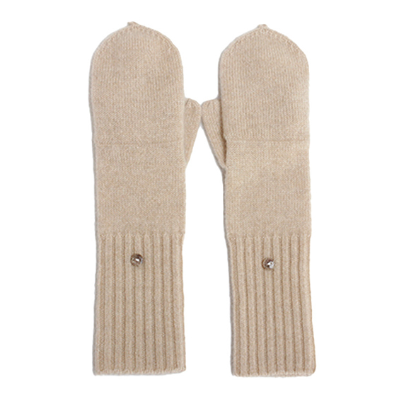 Ko nga wahine a te wahine e pupuhi ana i nga karapu Cashmere mo te kakahu tari